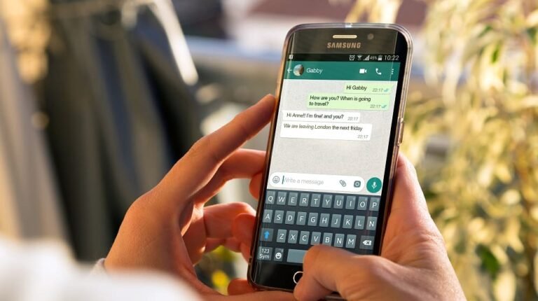 Como Agendar Entrevista de Emprego pelo WhatsApp de Forma Eficiente 26 pessoa usando whatsapp em um smartphone