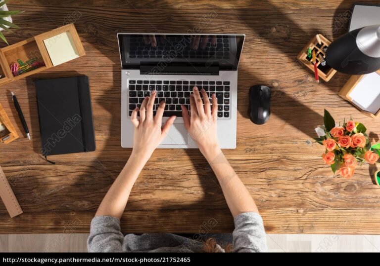 pessoa utilizando laptop no escritorio