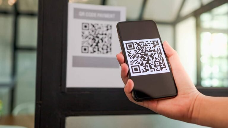 pessoa utilizando smartphone com qr code