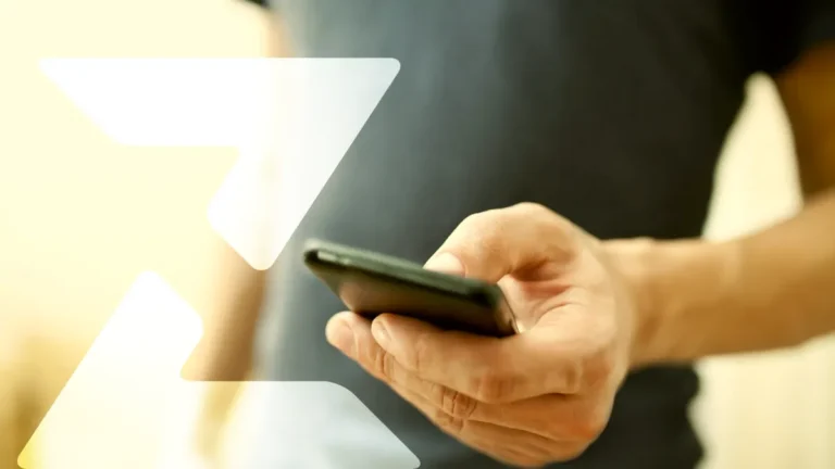 pessoa verificando celular com notificacoes financeiras