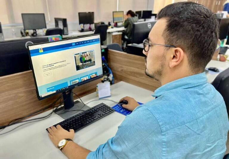 pessoa verificando inscricao em computador