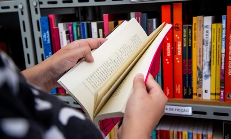 pessoas acessando documentos em uma biblioteca