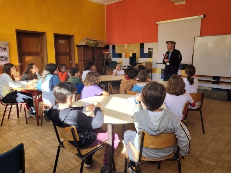 pessoas aprendendo em uma sala de aula