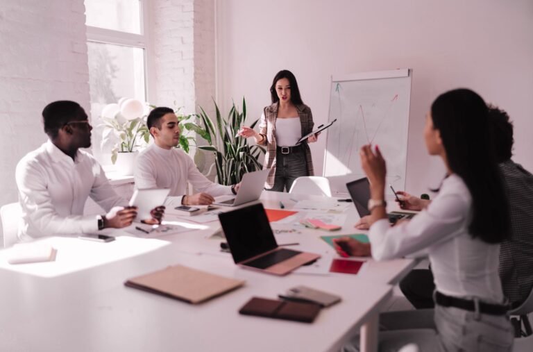 pessoas colaborando em uma reuniao dinamica