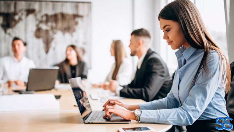 pessoas consultando documentos em um escritorio