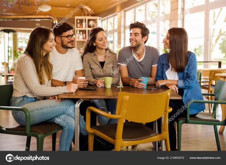 pessoas conversando em um cafe acolhedor