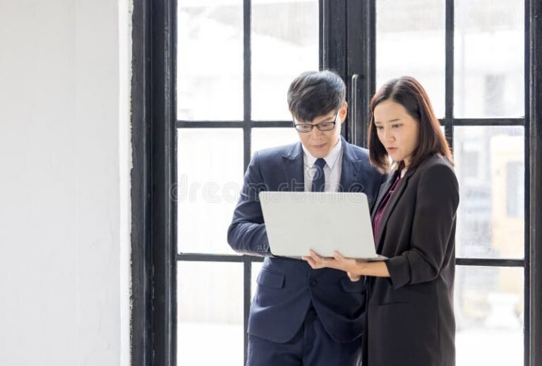 Como Funciona o Aviso Prévio em Caso de Demissão Entenda Aqui! 19 pessoas conversando em um escritorio