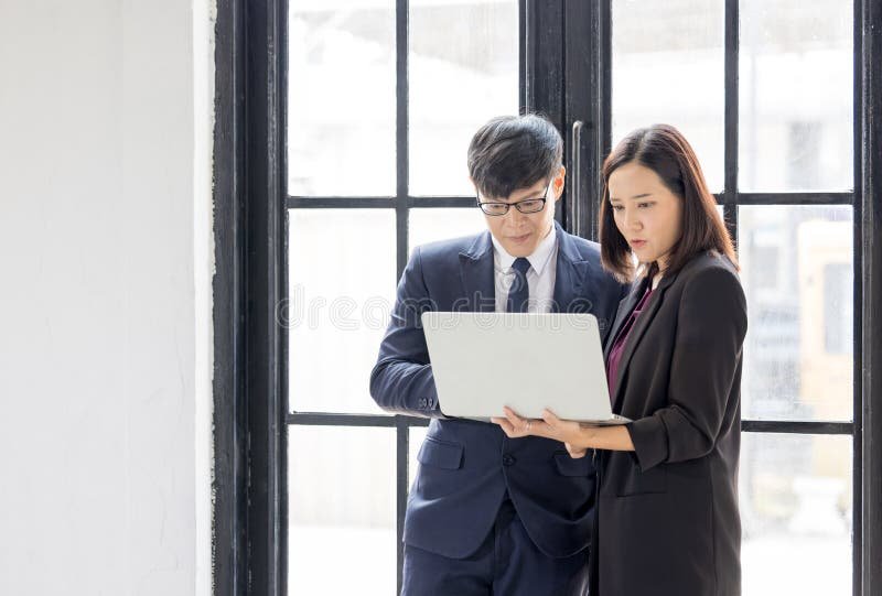 Como Funciona o Aviso Prévio em Caso de Demissão Entenda Aqui! 1 pessoas conversando em um escritorio