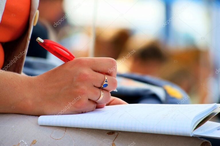 pessoas em reuniao com caderno e caneta