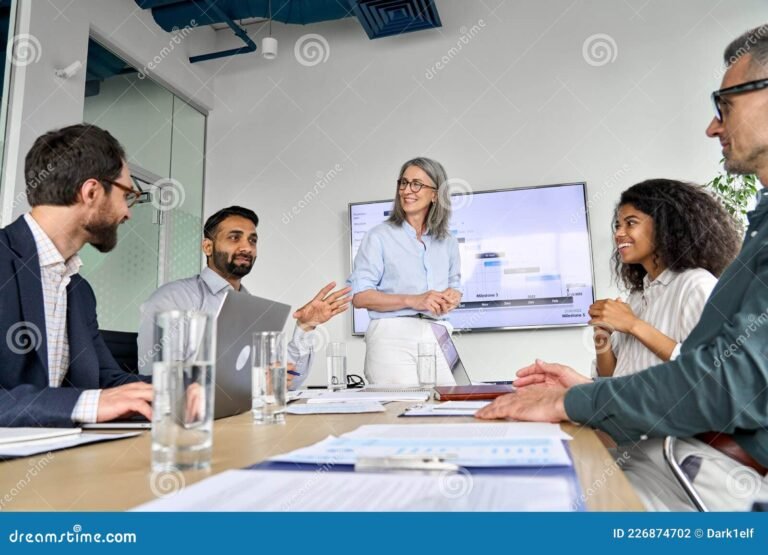 pessoas em reuniao discutindo estrategia empresarial