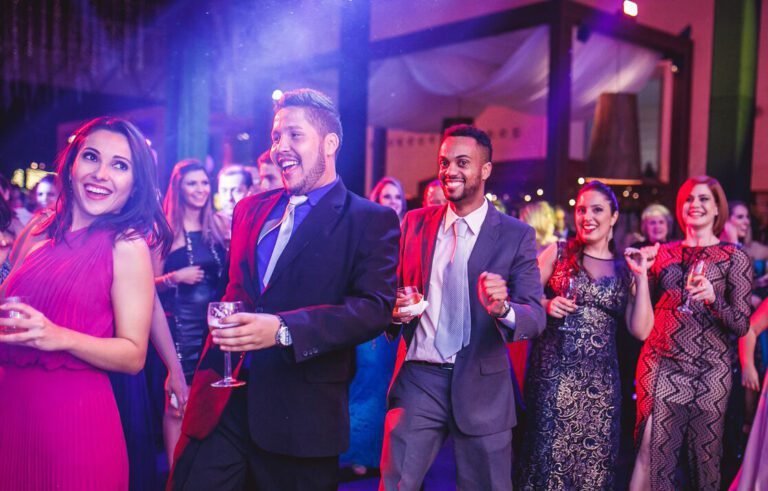 pessoas em trajes elegantes na formatura