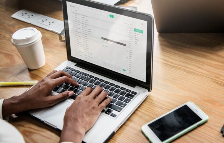 Qual é o melhor site de RH para enviar seu currículo 1 pessoas enviando curriculos online