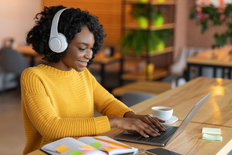 Como se inscrever nos cursos gratuitos do CIEE Saber Virtual 9 pessoas estudando em ambiente virtual