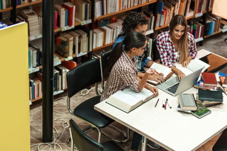 Posso Fazer Doutorado Sem Ter Cursado Um Mestrado Antes 17 pessoas estudando em uma biblioteca tranquila