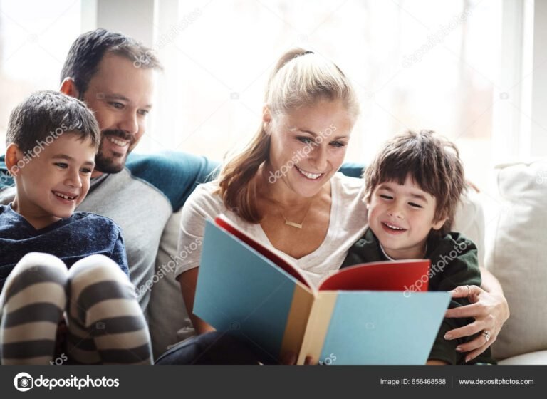 pessoas felizes lendo livros em casa