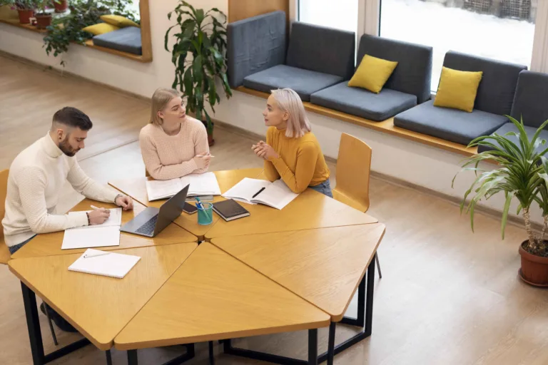 pessoas interagindo em ambientes interiores planejados