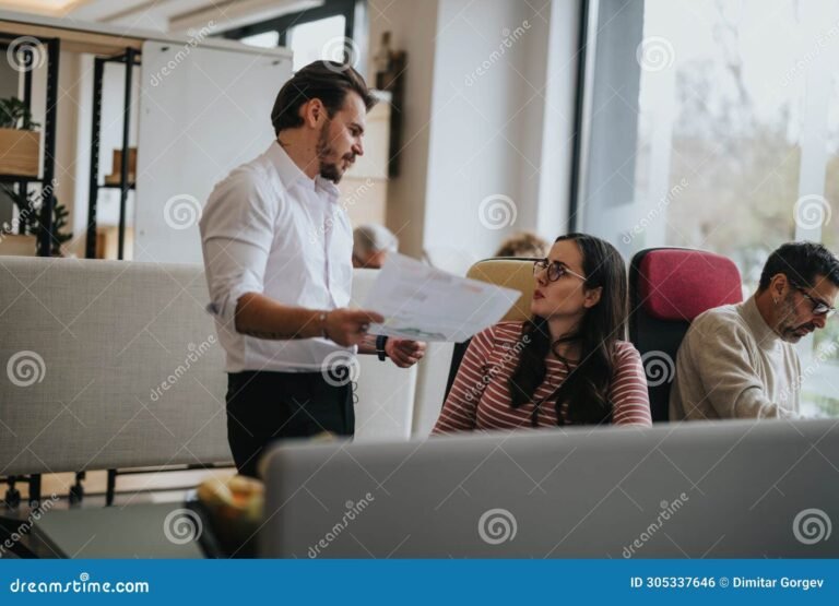 Como Solicitar uma Declaração de Conta Ativa no Banco 13 pessoas interagindo em um banco moderno