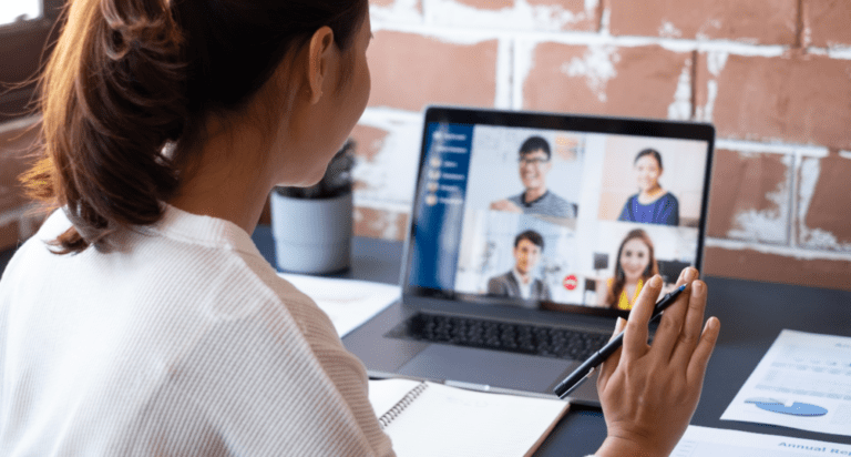 pessoas se comunicando por email em escritorio