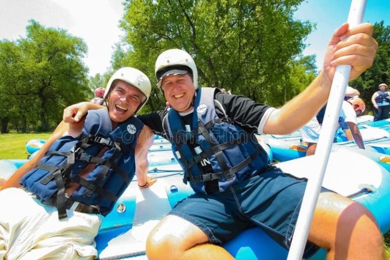 pessoas sorrindo em um dia ensolarado