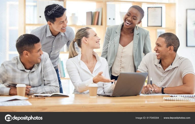 pessoas trabalhando em equipe com laptops