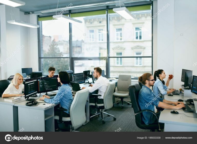 pessoas trabalhando em um escritorio moderno