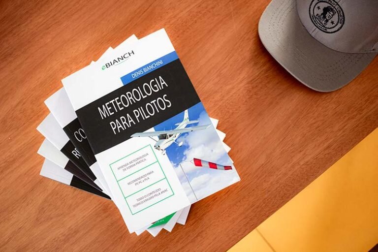 Como se preparar para a prova da ANAC para piloto privado 1 piloto estudando com materiais de aviacao