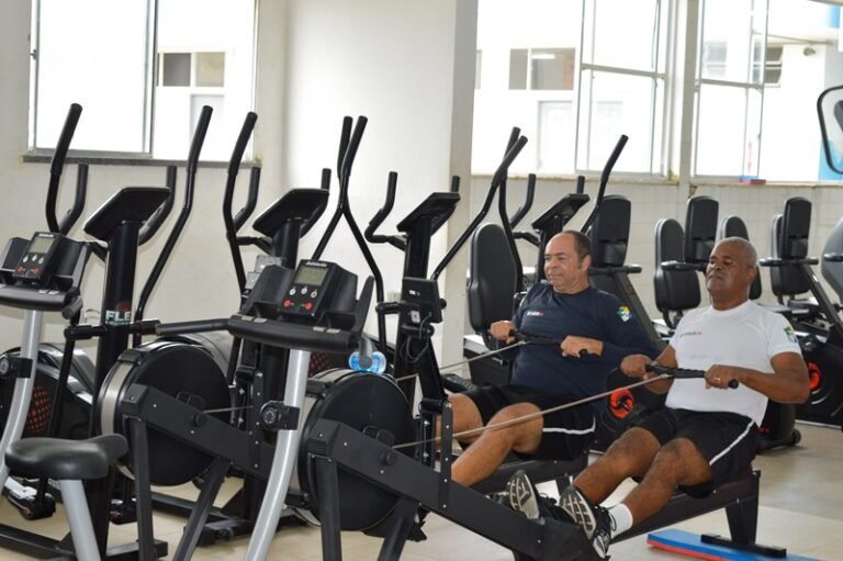 policiais em treinamento na academia