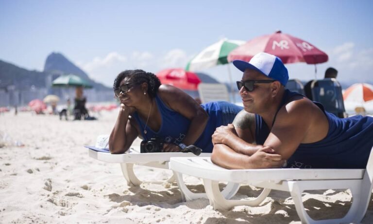 Onde encontrar vagas de emprego na Região dos Lagos 5 praia com pessoas buscando oportunidades de trabalho