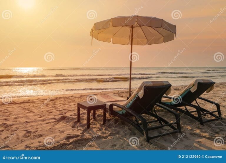 praia paradisiaca com sol e guarda sois