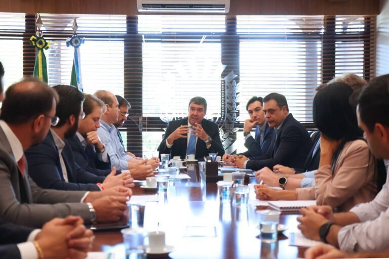 O que você precisa saber sobre um MBA em Gestão Fiscal e Tributária 27 profissionais discutindo estrategias tributarias em equipe