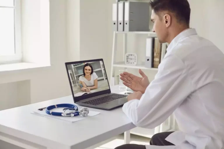 profissional orientando paciente em videoconferencia