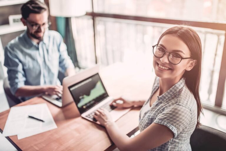 profissional sorridente em ambiente de trabalho
