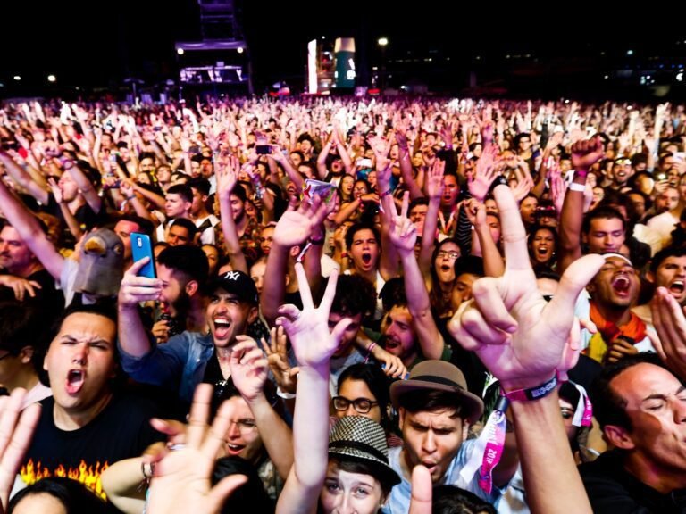 publico animado em festival de musica
