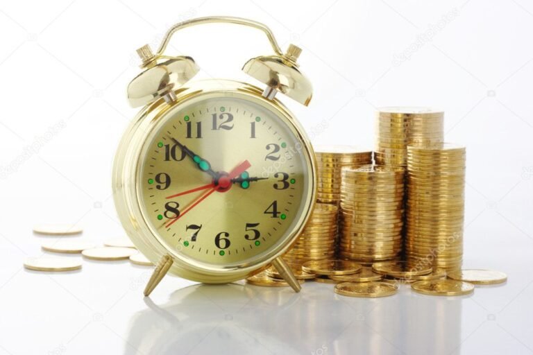 relogio com hora marcada e moedas