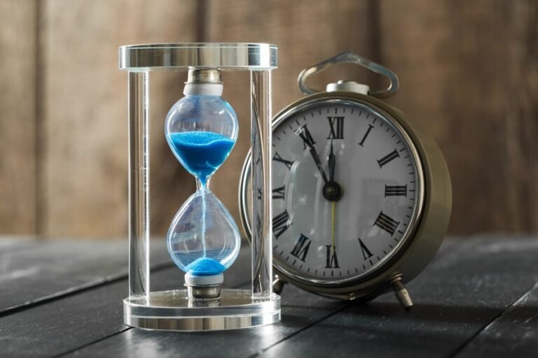 relogio com hora passando lentamente