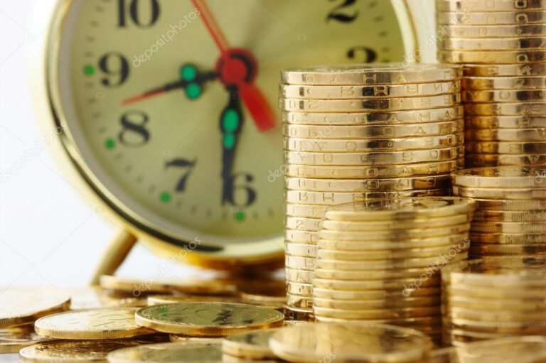 relogio com moedas e documentos financeiros