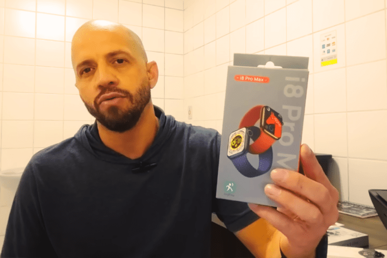 relogio com moedas e smartphone