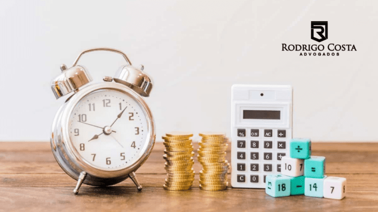 Como Funciona a Hora Extra no Trabalho e Quais São Seus Direitos 27 relogio de hora extra em um escritorio