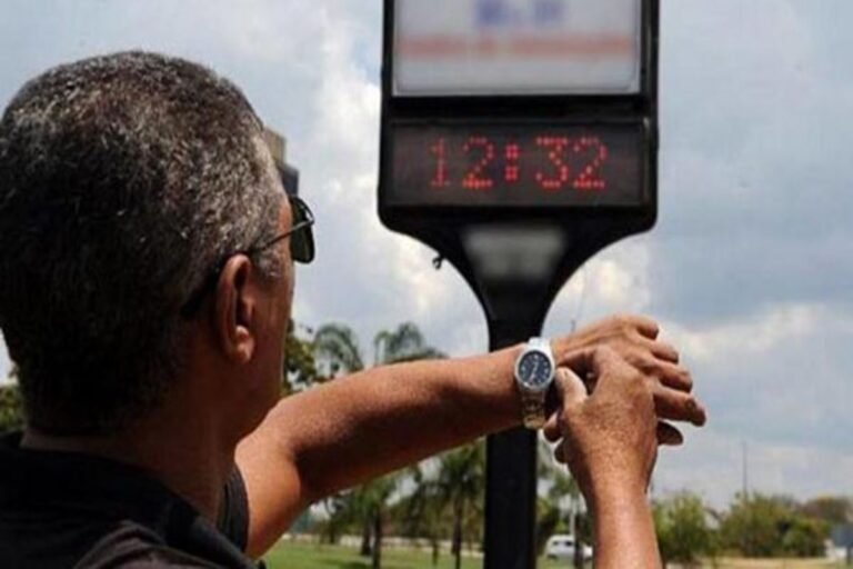 relogio indicando horarios de transacoes financeiras