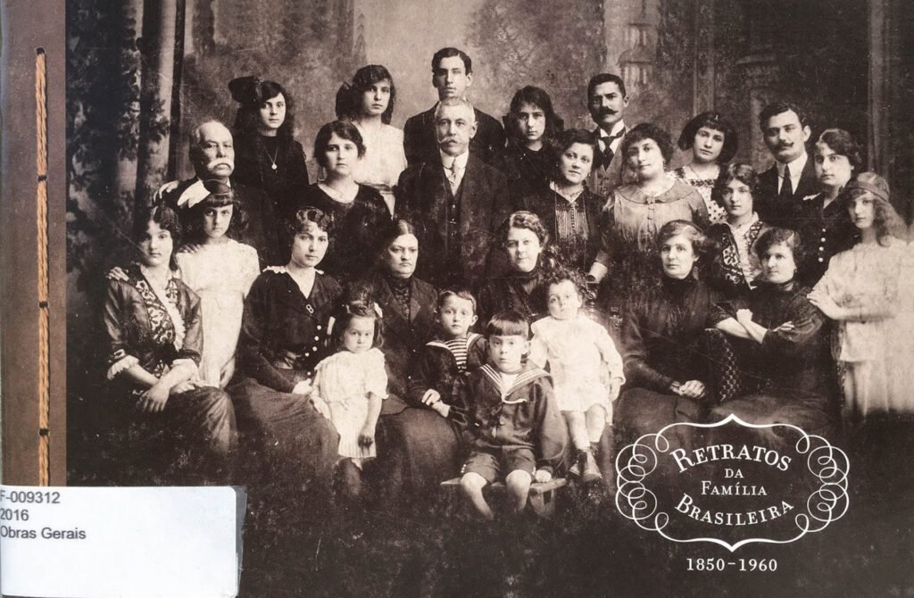 Qual é o papel da figura paterna e materna na obra de Machado de Assis