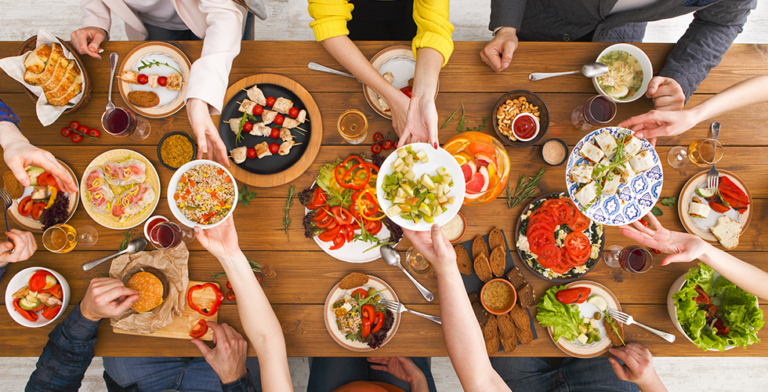 Horário de almoço conta como horário de trabalho ou não Entenda! 27 reuniao de colegas durante o horario de almoco
