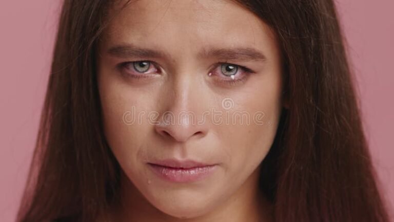 rosto triste com lagrimas em fundo colorido