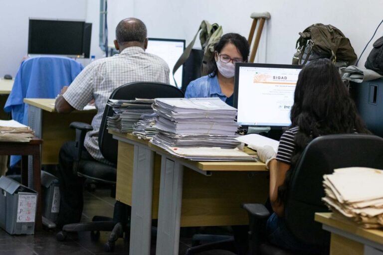 Quais servidores públicos estão incluídos no Sistema SIAPE 3 servidores publicos diversos em ambiente de trabalho