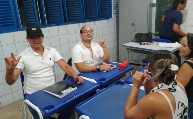 surdos interagindo em um ambiente comunitario