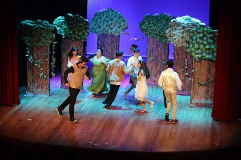 teatro com estudantes ensaiando juntos