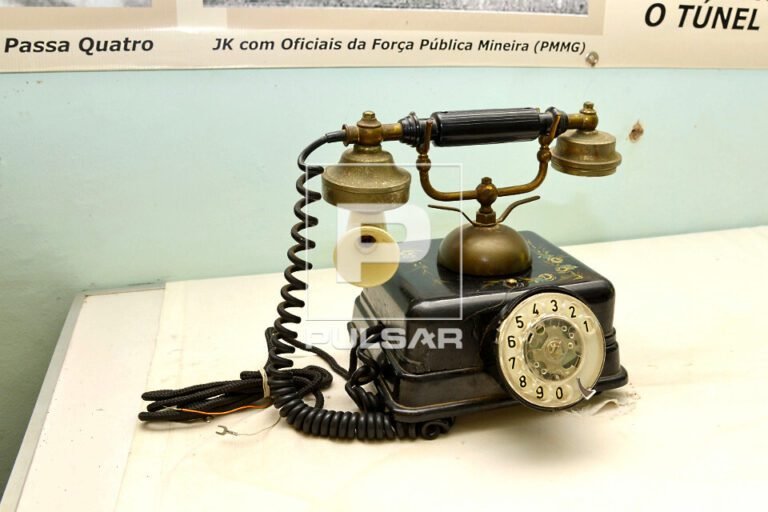 telefone antigo com fundo natural