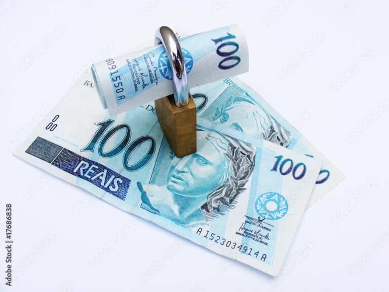 um cadeado sobre documentos financeiros