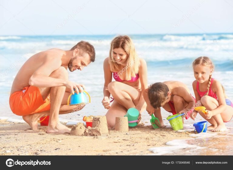 um casal feliz com criancas brincando