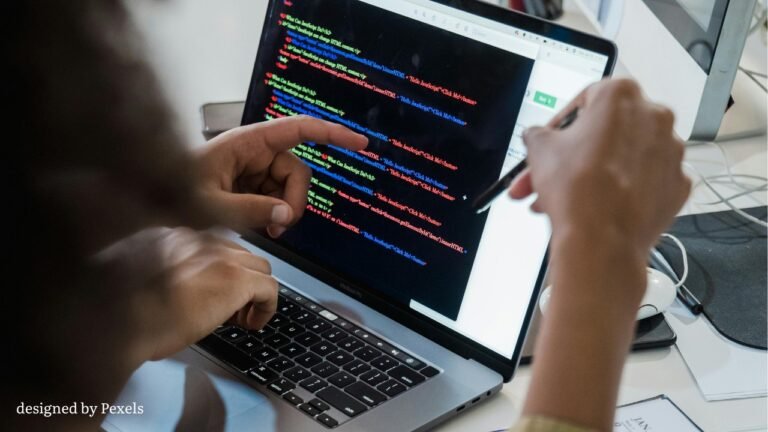 um estudante analisando codigo em um laptop