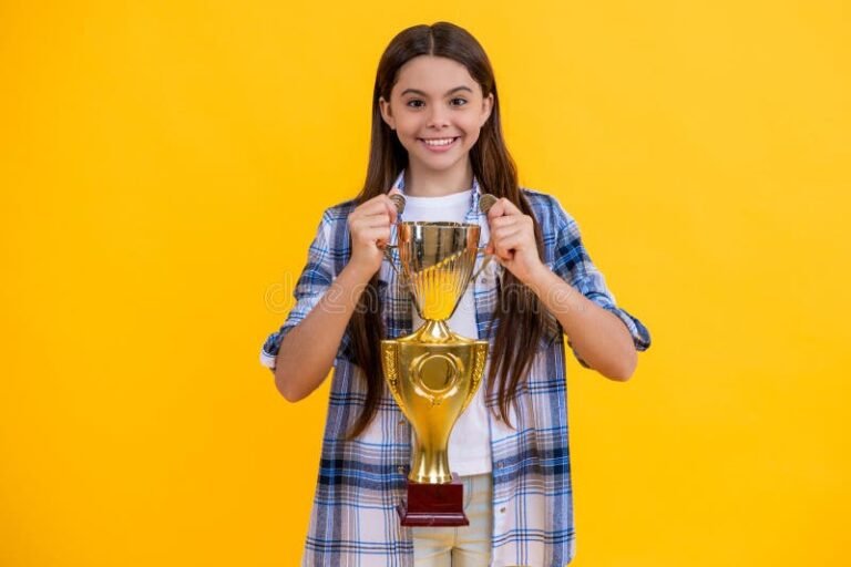 Quem é considerado um dos melhores alunos de uma renomada instituição 18 um estudante sorridente recebendo um premio